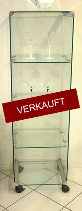 [Foto] Glasvitrine auf Rollen